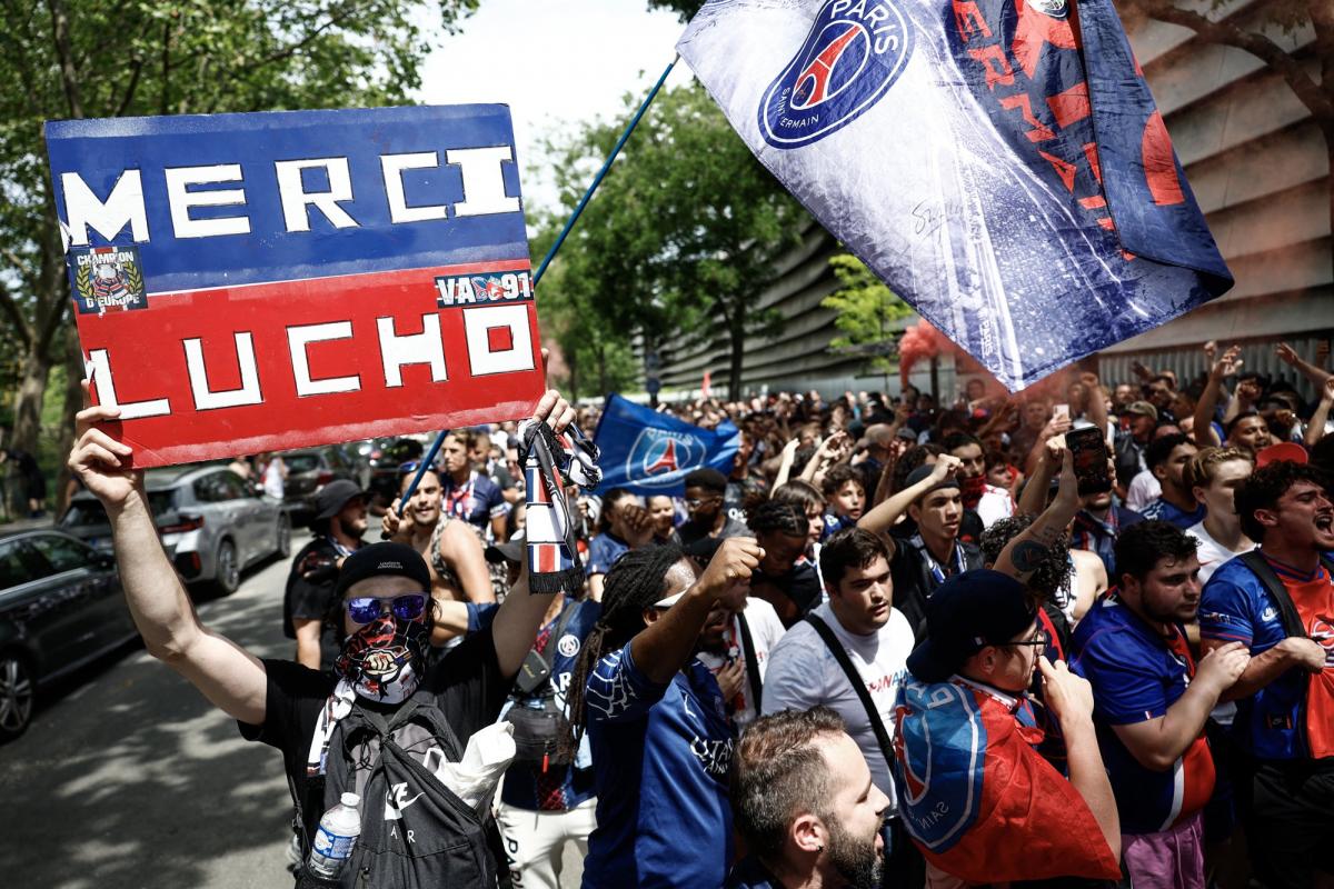 Fans du psg en effervescence avant la grande finale contre arsenal