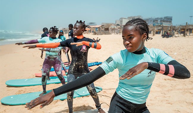 Le surf comme levier d&rsquo;éducation pour les jeunes filles au Sénégal
