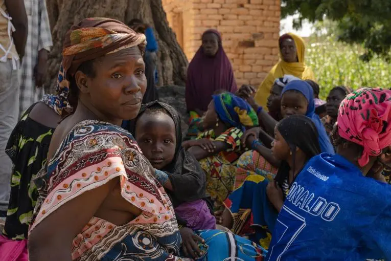 Une femme accompagnée de son enfant, déplacés par le conflit dans le centre du Mali