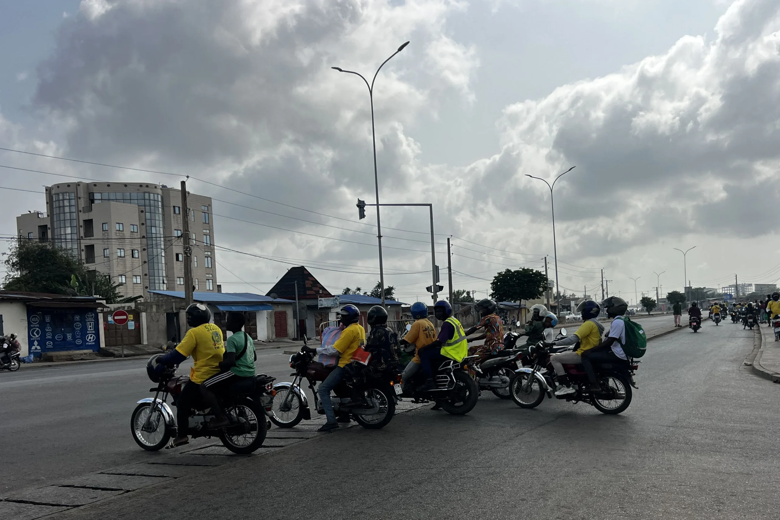 Motos-taxis transportant des passagers dans les rues de Cotonou, dans un contexte de rumeurs liées à un possible coup d’État au Bénin