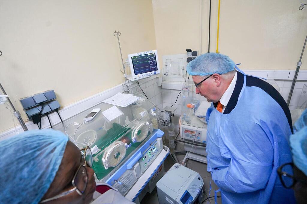 Le directeur exécutif adjoint de l'UNFPA, Andrew Saberton, examine un incubateur dans une maternité tchadienne