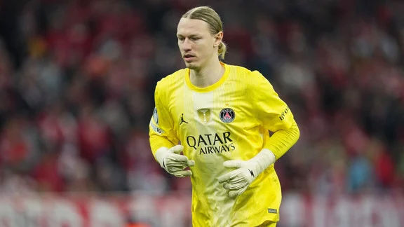 Portrait de Matvey Safonov en tenue de gardien