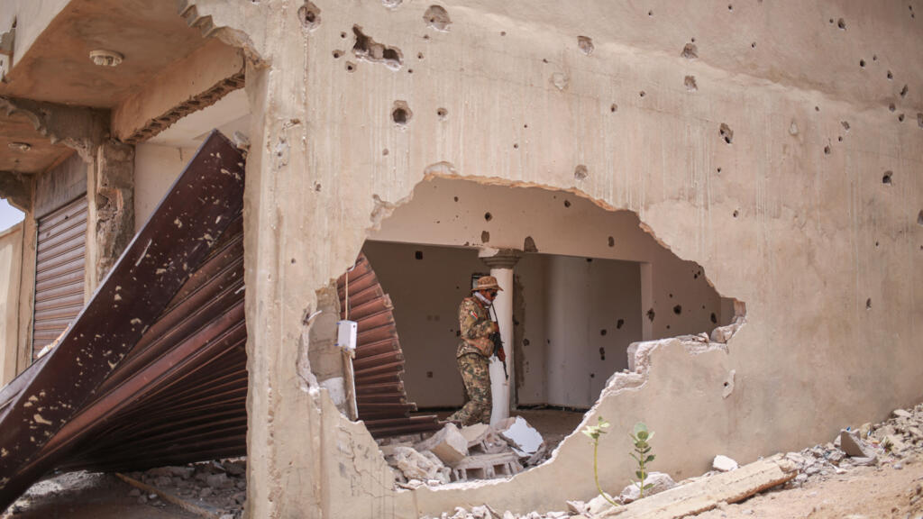 Un soldat du Front de libération de l'Azawad (FLA) patrouille dans un bâtiment endommagé à Kidal