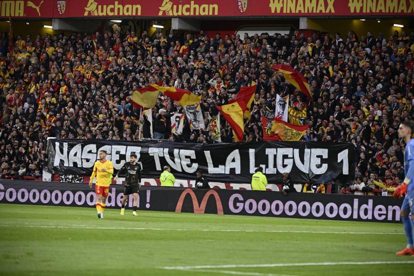 La banderole déployée par les supporters de Lens
