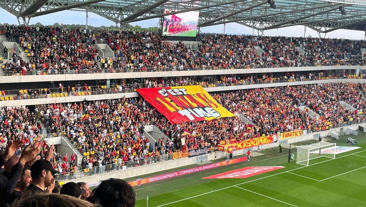 Célébration des supporters du Mans FC au stade Marie Marvingt après la confirmation de la promotion