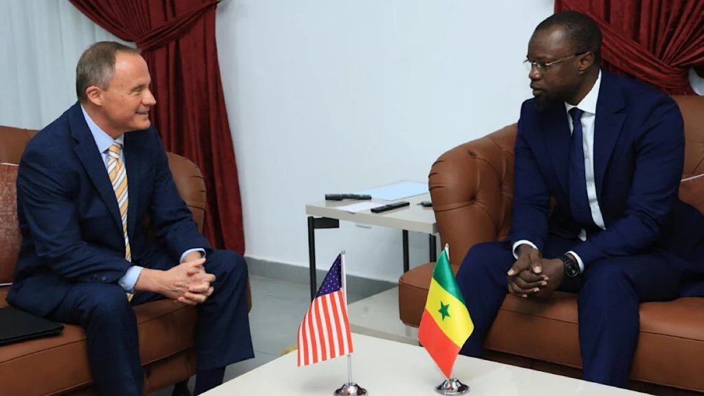 Fan sénégalais célébrant la simplification des visas pour les États-Unis