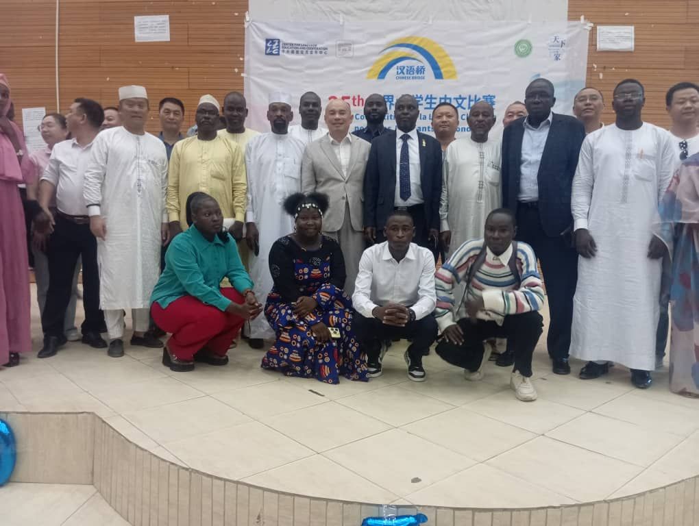 Finale du concours de langue chinoise au Tchad : étudiants et ambassadeurs célébrant l'excellence culturelle