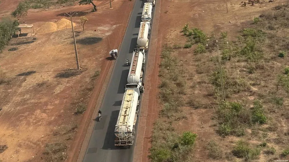 En lien avec ce blocus, plus d'une dizaine de compagnies de transport routier ont annoncé en début de semaine avoir suspendu leurs liaisons au départ et à destination de Bamako