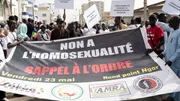 Des manifestants brandissent une pancarte sur laquelle on peut lire 'non à l’homosexualité' lors d’une manifestation réclamant la criminalisation de l’homosexualité au Sénégal, à Dakar, le 23 mai 2025.
