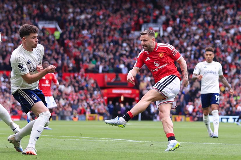 Luke Shaw célèbre son but en demi-volée contre Nottingham Forest.