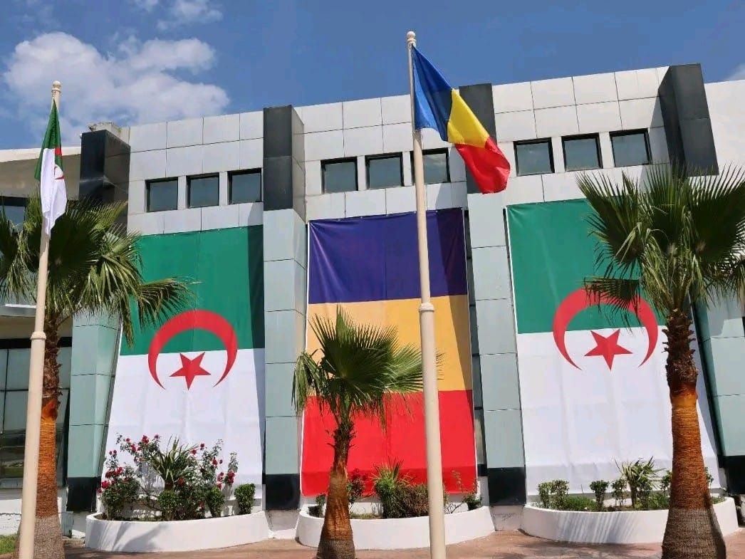 Un groupe de responsables algériens et tchadiens lors d'une réunion diplomatique