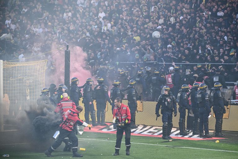 Affrontements entre supporters et forces de l'ordre après l'invasion de la pelouse