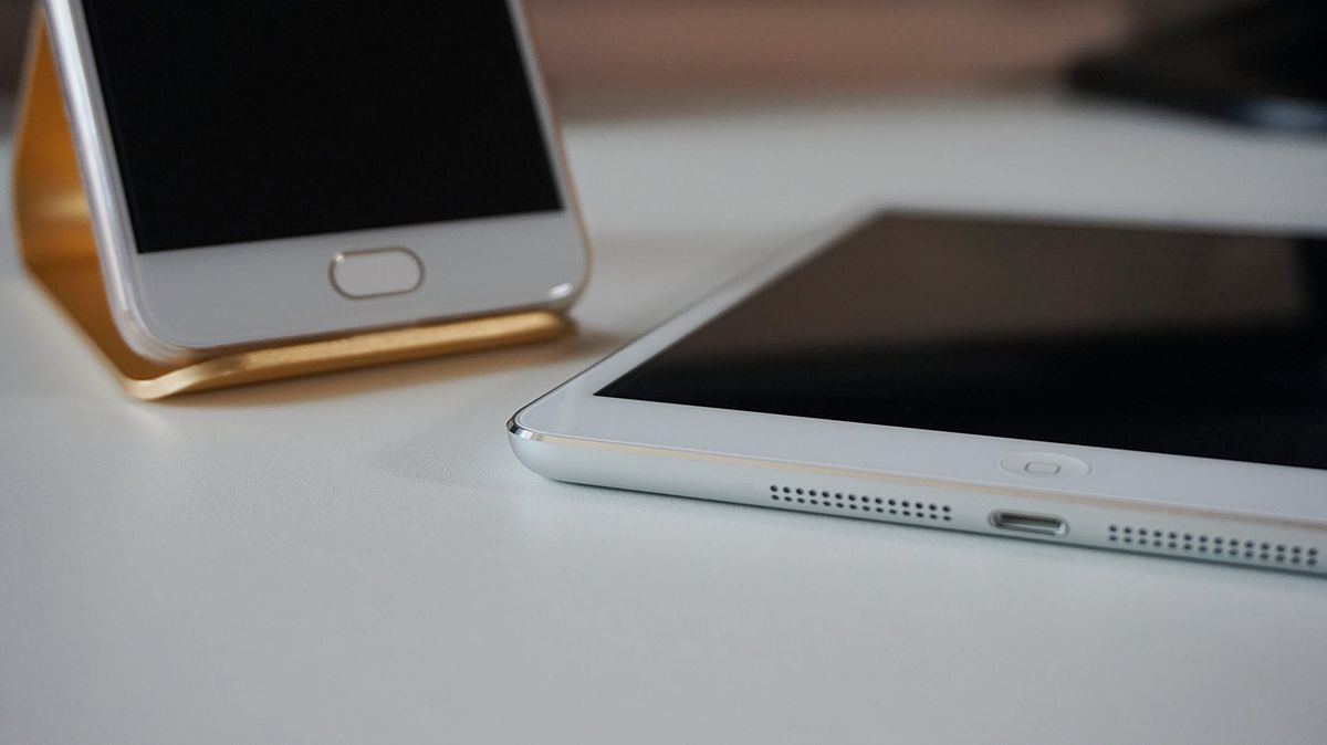 Jeune Tchadien utilisant son smartphone pour des Paris en ligne