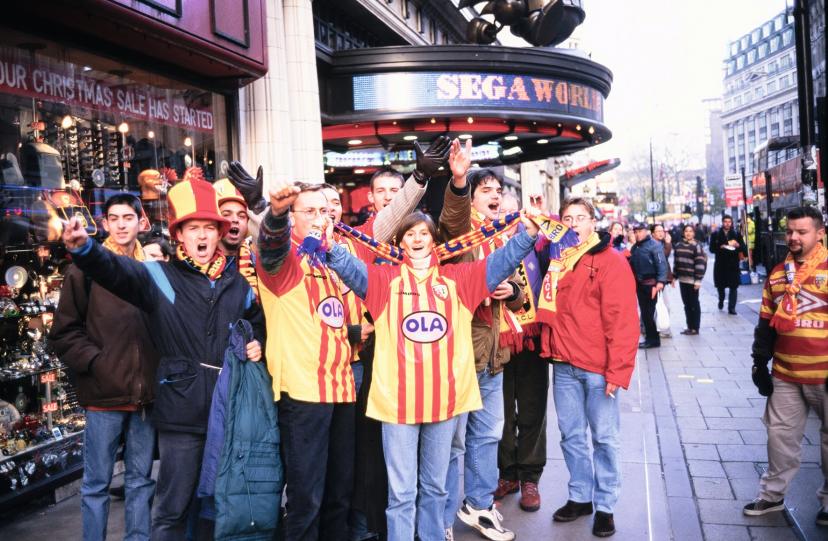 À quelques heures du match, les supporters lensois ont mis l'ambiance dans les rues de Londres, entonnant des chants des Sang et Or sous le regard intrigué des passants. (L'Équipe)
