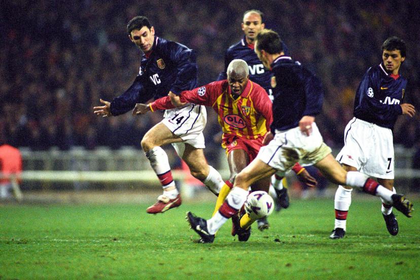 Entré à la place de Pascal Nouma (61e), Wagneau Éloi a maintenu la pression sur la défense londonienne (ici pris en tenaille entre Martin Keown et Lee Dixon). (L'Équipe)