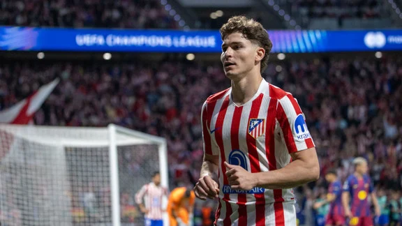 Julian Alvarez, attaquant argentin en discussion pour un transfert