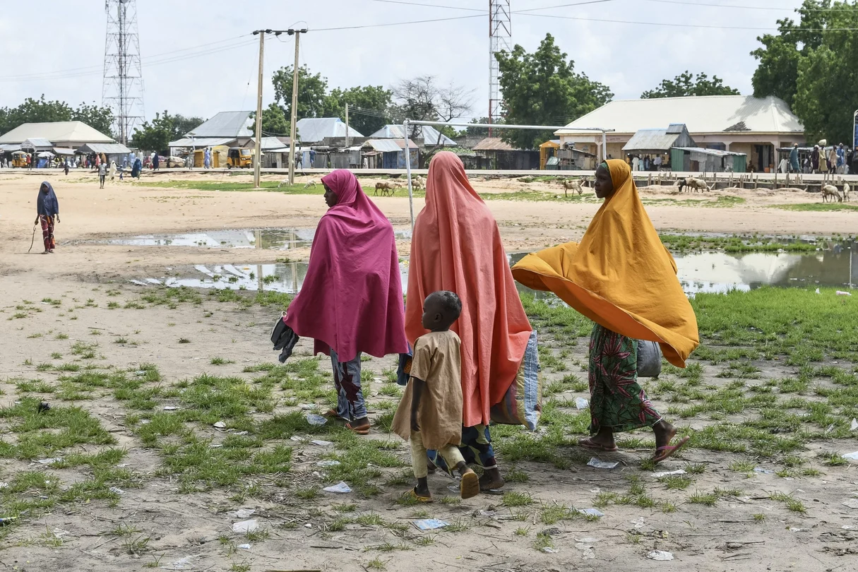 Des survivants et des proches des victimes d'une attaque attribuée à Boko Haram défilent à Babban Gide au Nigeria