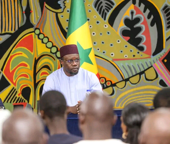Ousmane Sonko et Bassirou Diomaye Faye discutant des fonds politiques au Sénégal