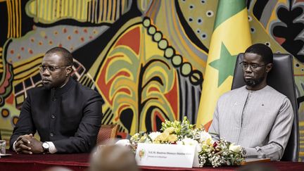 Le Premier ministre Ousmane Sonko (à gauche) et le président Bassirou Diomaye Faye (à droite) lors d'une cérémonie officielle au palais présidentiel de Dakar le 16 octobre 2025