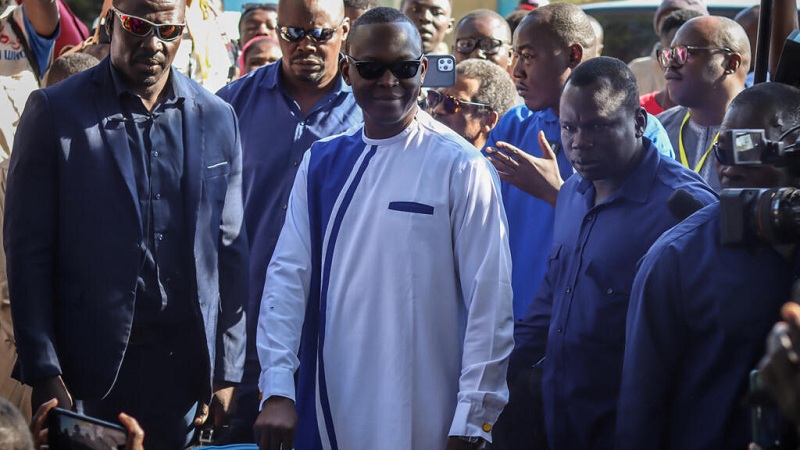 Succès Masra, leader des Transformateurs, lors de son procès au Tchad