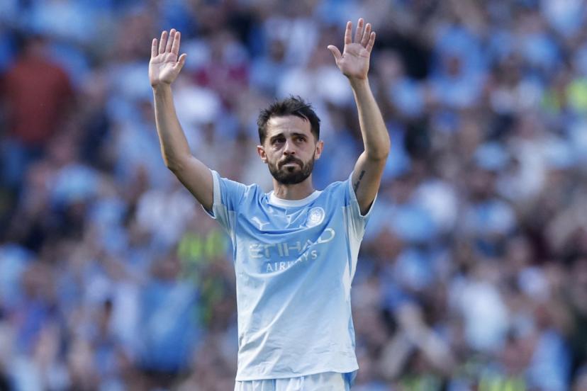 bernardo silva acclamé par le public du stade Etihad lors de son dernier match avec manchester city