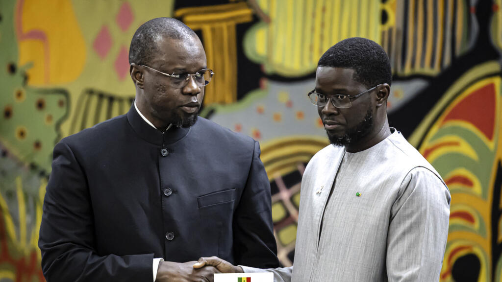 Ousmane Sonko (à gauche) et Bassirou Diomaye Faye (à droite) lors d’une réunion au palais présidentiel de Dakar en octobre 2025