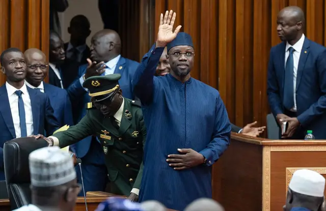 Ousmane Sonko arrivant à l'Assemblée nationale du Sénégal en novembre 2025