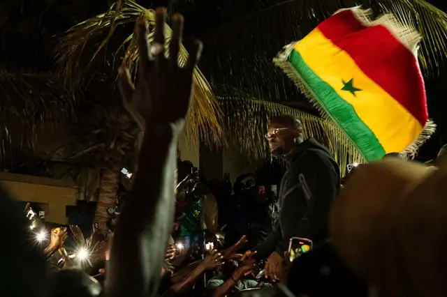 Ousmane Sonko acclamé par ses partisans après sa destitution en mai 2026