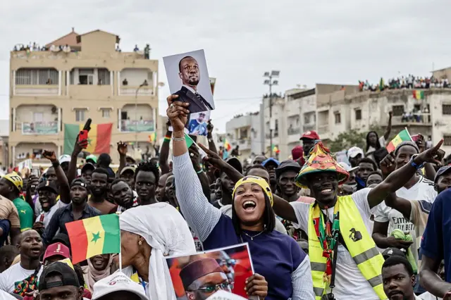 Partisane d’Ousmane Sonko lors d’un rassemblement à Dakar en novembre 2025