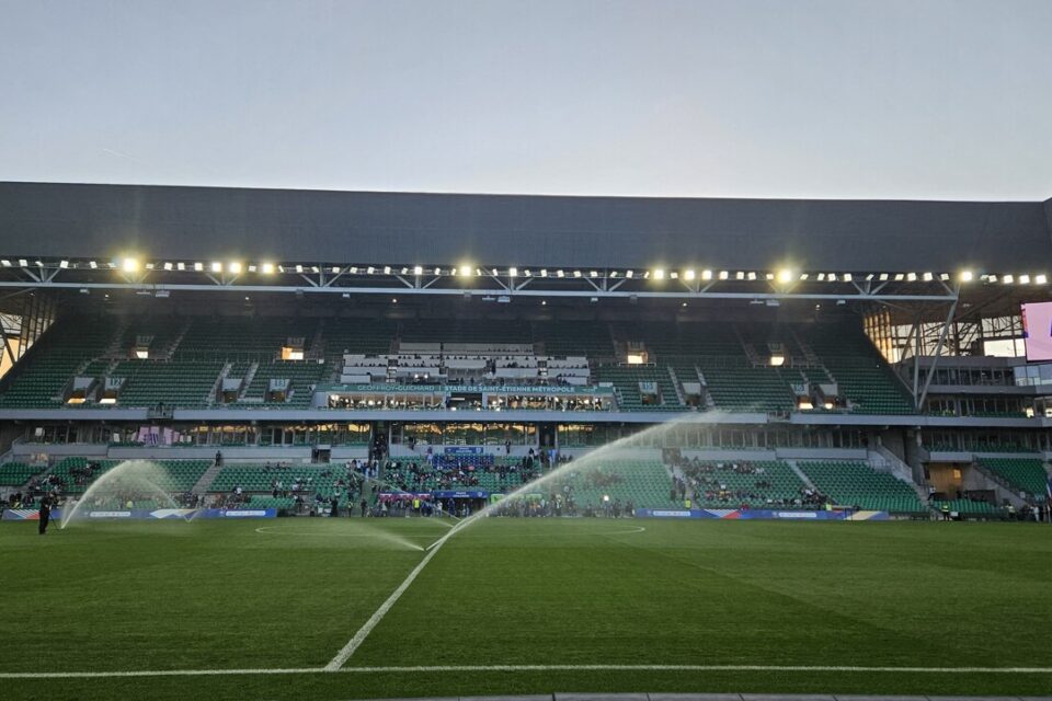 Le stade Geoffroy-Guichard à Saint-Étienne, prêt à accueillir un match de barrage décisif