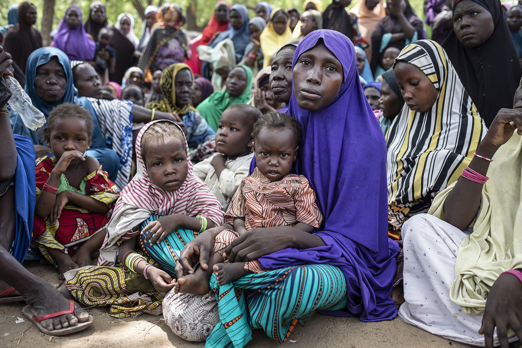 Mères déplacées avec leurs enfants lors d'un exercice d'évaluation de la famine au Borno
