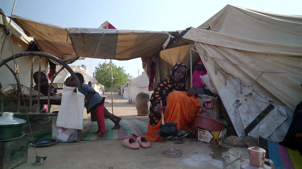 Préparation de repas dans un camp de déplacés au Soudan