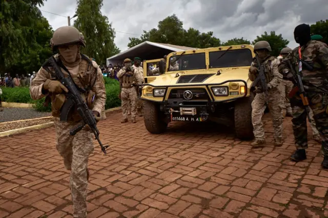 Le véhicule blindé du colonel Assimi Goïta (au centre), président du CNSP (Comité national pour le salut du peuple), arrive aux obsèques de l'ancien président malien, le général Moussa Traoré, à Bamako, le 18 septembre 2020. 