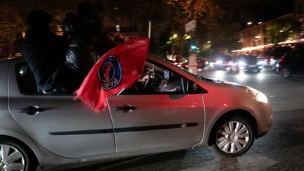 Des supporters parisiens célèbrent la qualification du PSG pour la finale de la Ligue des champions à Paris le 7 mai 2026.