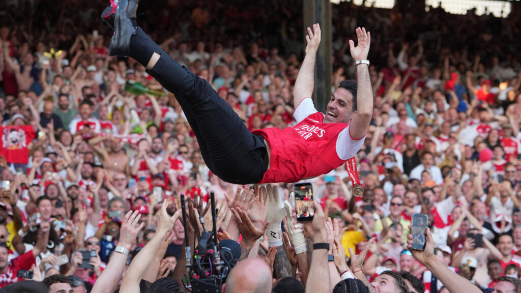 L'entraîneur d'Arsenal, Mikel Arteta, est célébré par ses joueurs après leur victoire en Premier League au Crystal Palace, le 24 mai 2026.