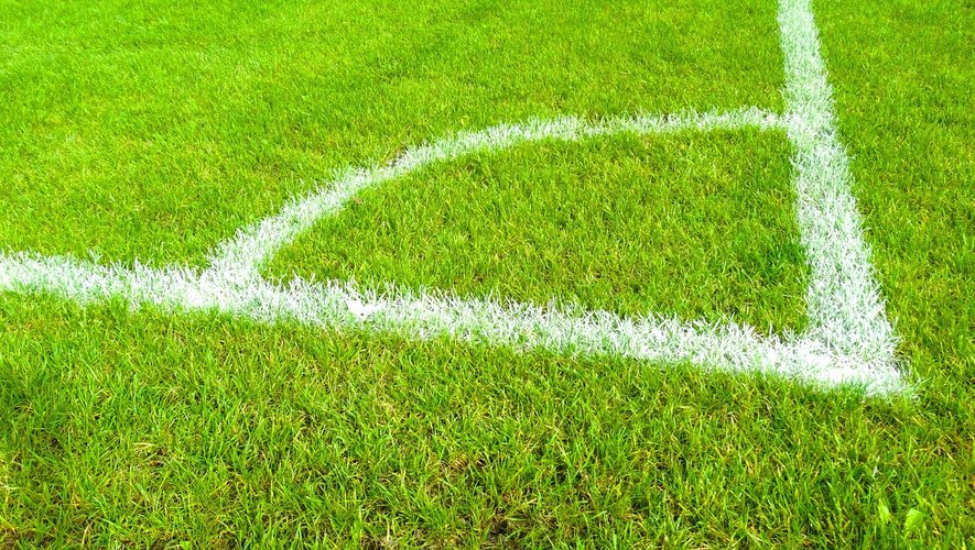 Place au match retour des barrages Ligue 1/Ligue 2 entre Nice et Saint-Étienne, un enjeu majeur pour l'élite du football français