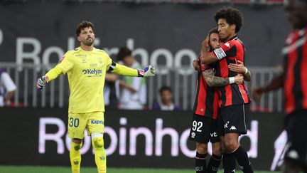 Les joueurs de Nice et Saint-Étienne en action lors du barrage retour Ligue 1/Ligue 2
