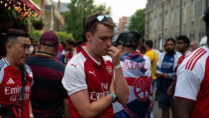Les supporters d'Arsenal, déçus mais dignes, après la défaite en finale de la Ligue des champions face au PSG.