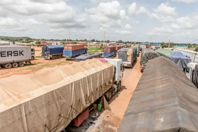 Des camions de marchandises bloqués pendant des mois à la frontière entre le Bénin et le Niger illustrent les conséquences économiques de la crise