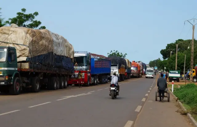 Une poignée de main symbolique entre représentants du Bénin et du Niger scelle les accords de réouverture de la frontière après des années de tensions