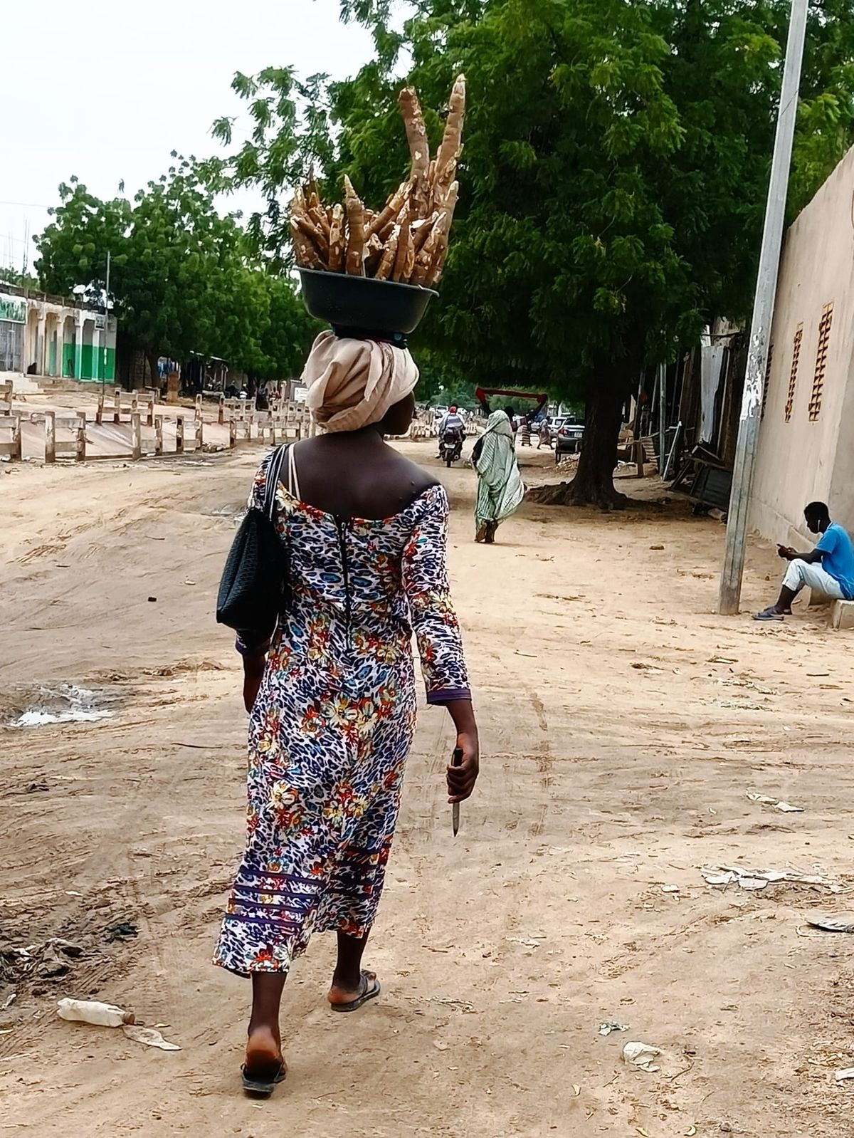 N?Djamena : pendant les vacances, Léa vend du manioc pour financer sa scolarité