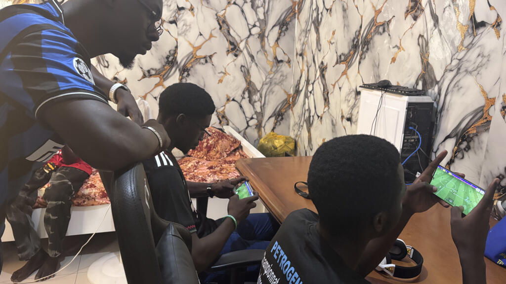 Ibzo en pleine séance d'entraînement avec son équipe de eFootball à Dakar en juin 2026