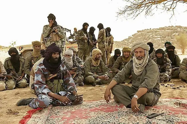 Combattants touaregs et arabes sous un arbre dans une zone désertique