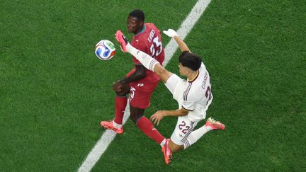 Le latéral portugais Nuno Mendes en duel avec un défenseur espagnol lors du choc des 8e de finale de la Coupe du monde 2026