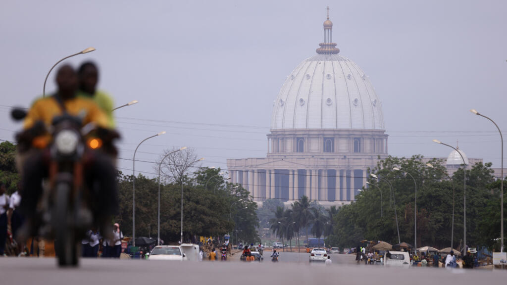 Basilique Notre-Dame de la Paix à Yamoussoukro, symbole d'un développement contrasté