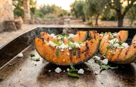 Fini le melon-jambon en entrée : passé quelques minutes à la plancha avec de la feta et de la menthe, il devient une assiette de restaurant