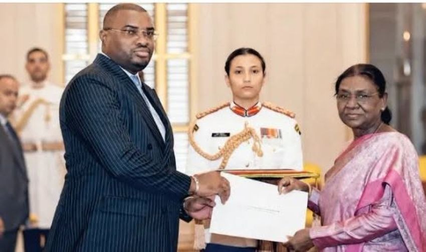 ambassadeur gabonais présentant ses lettres de créance