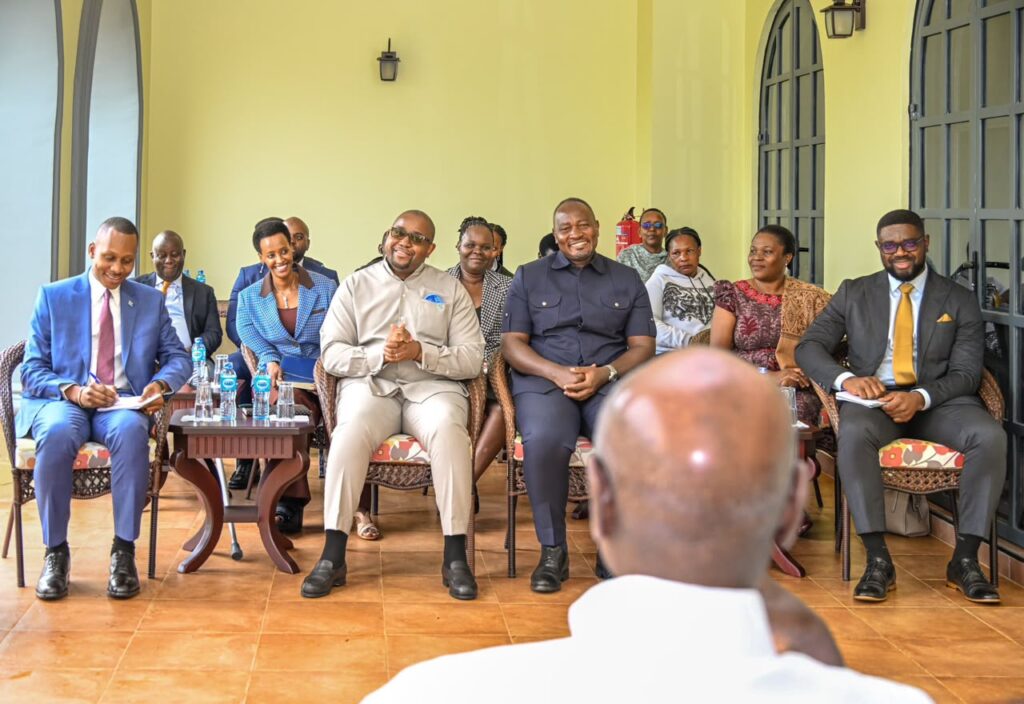 Floribert Anzuluni Isiloketshi et Yoweri Museveni lors de leur rencontre à Kisozi