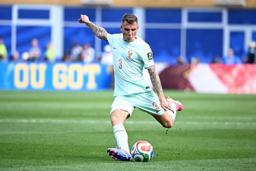 Lucas Digne en discussion avec les dirigeants du PSG