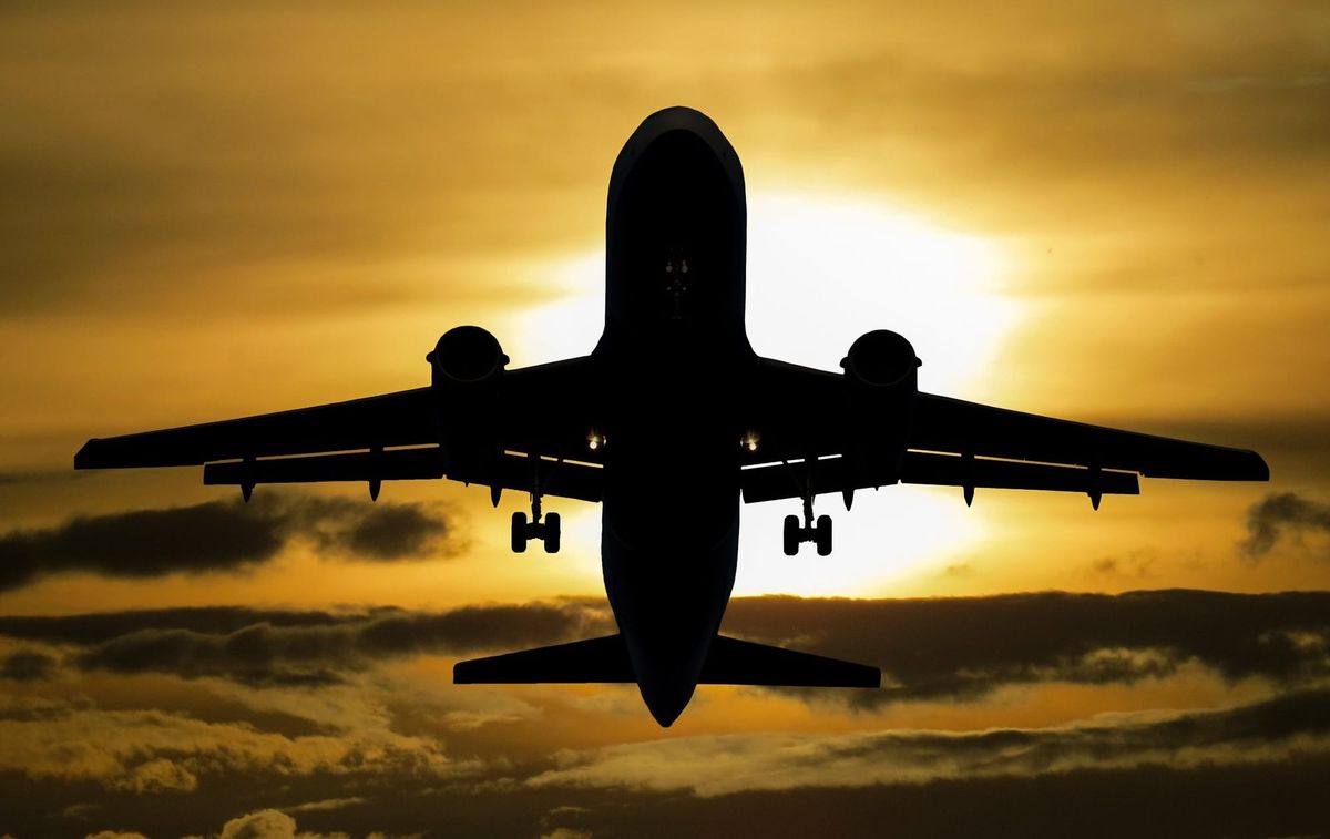 Avion en vol, symbole de la future ligne aérienne Tchad-Libye